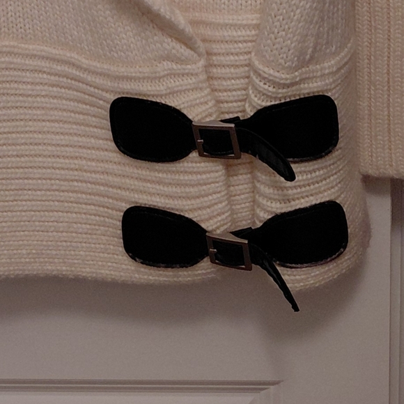 Elegant Cream Sweater with Black Accent - Picture 4 of 5